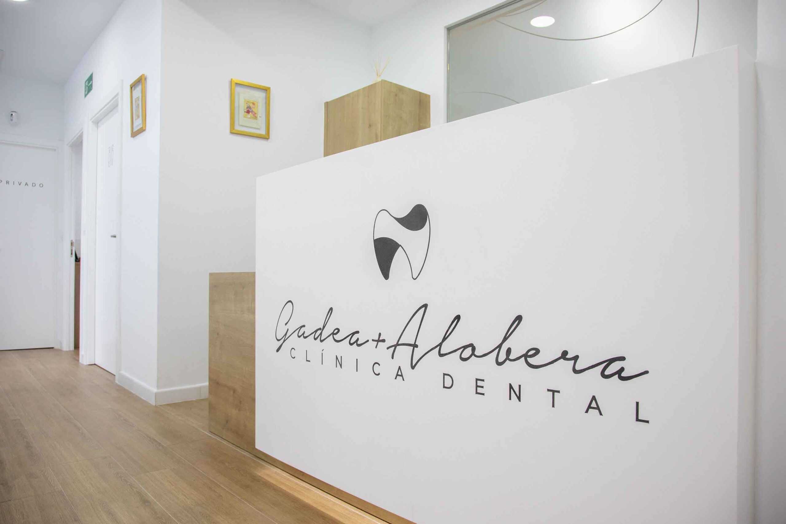 Logotipo en recepción | Clínica Dental Gadea-Alobera en Alcalá de Henares Logotipo en recepción | Clínica Dental Gadea-Alobera en Alcalá de Henares