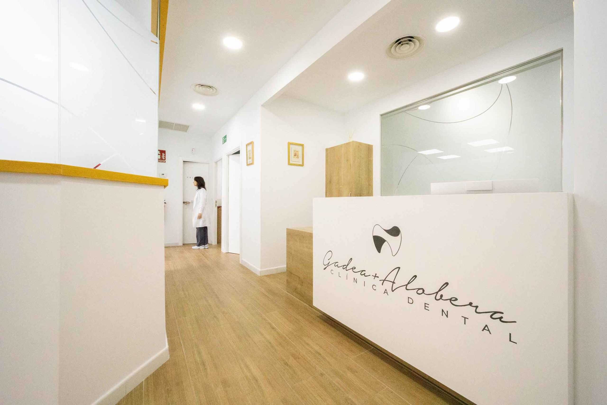 Entrada y recepción | Clínica Dental Gadea-Alobera en Alcalá de Henares Entrada y recepción | Clínica Dental Gadea-Alobera en Alcalá de Henares
