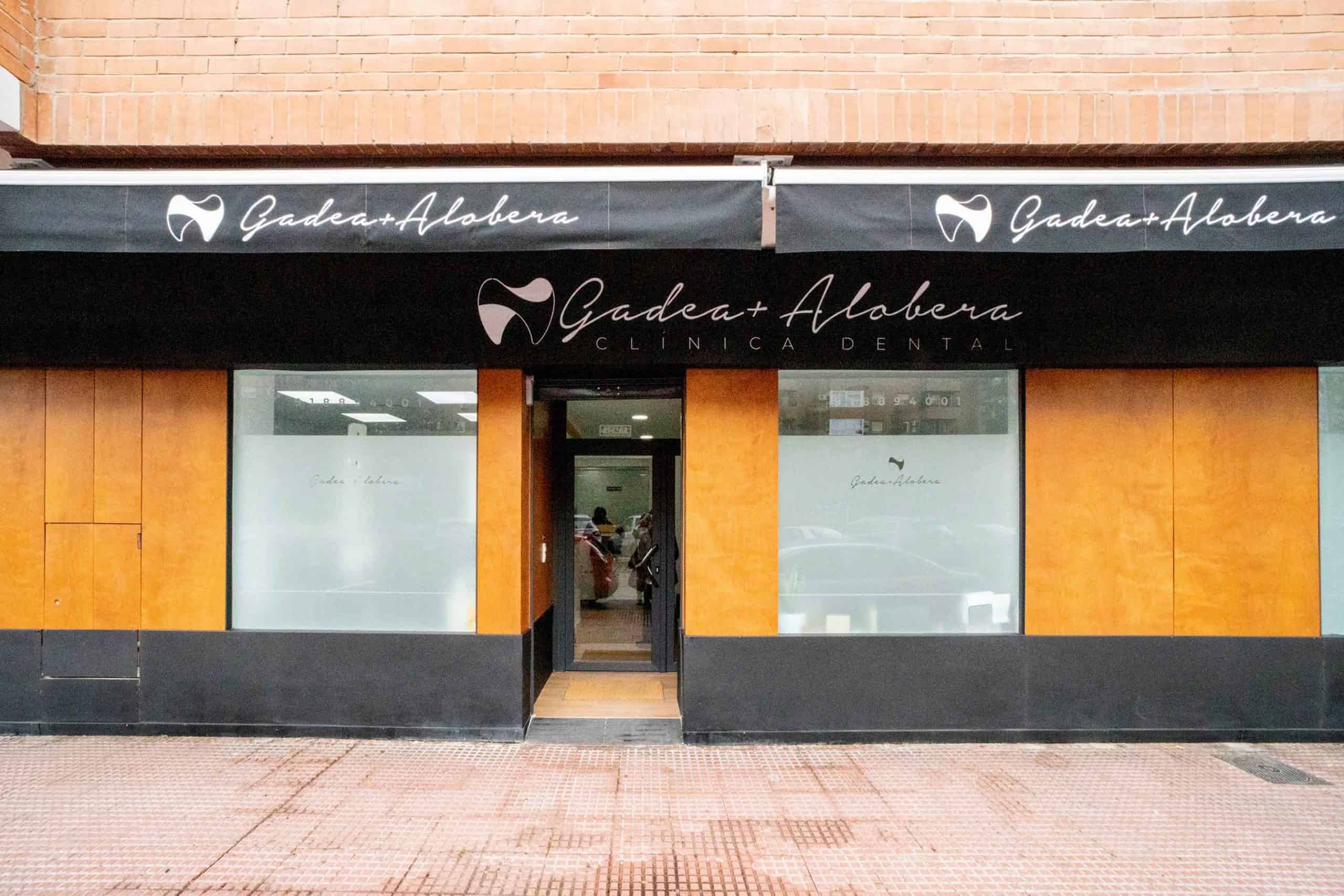 Fachada con logotipo serigrafiado | Clínica Dental Gadea-Alobera en Alcalá de Henares Fachada con logotipo serigrafiado | Clínica Dental Gadea-Alobera en Alcalá de Henares